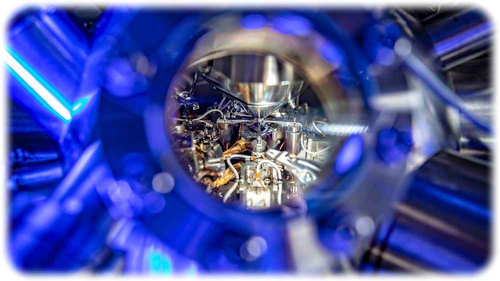 Blick in eine Ultrahochvakuum-Anlage am Institut für Physik der TU Chemnitz, mit der die Hyperpolarisations-Forscher arbeiten wollen. Foto: Jacob Müller für die TU Chemnitz