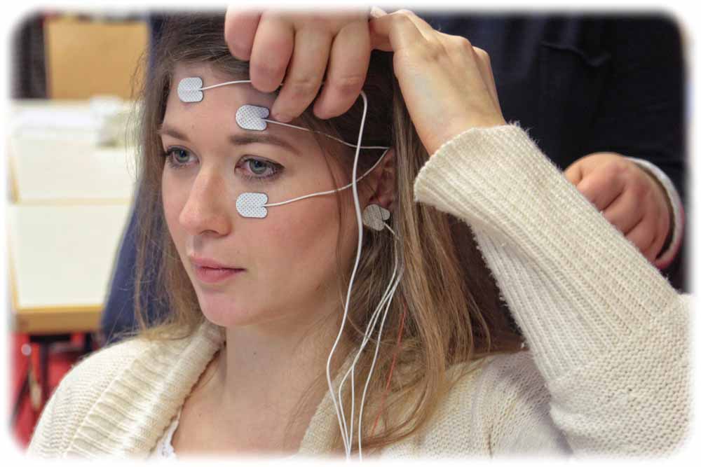 Sophie Schwab hat sich mit Gehirnstrom-Elektroden verkabelt - gleich wird sie mit der bloßen Kraft ihrer Gedanken Videospiele steuern. Foto: Heiko Weckbrodt