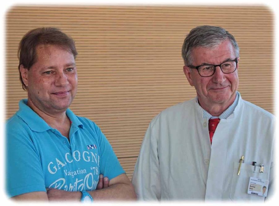 Da freuen sich Operateur und Patient: Vor 20 Jahren hat Urologie-Professor Manfred Wirth (rechts) im Uniklinikum Dresden dem Drucker Karsten Dürr eine Spenderniere eingepflanzt - und die funktioniert heute immer noch. Foto: Heiko Weckbrodt