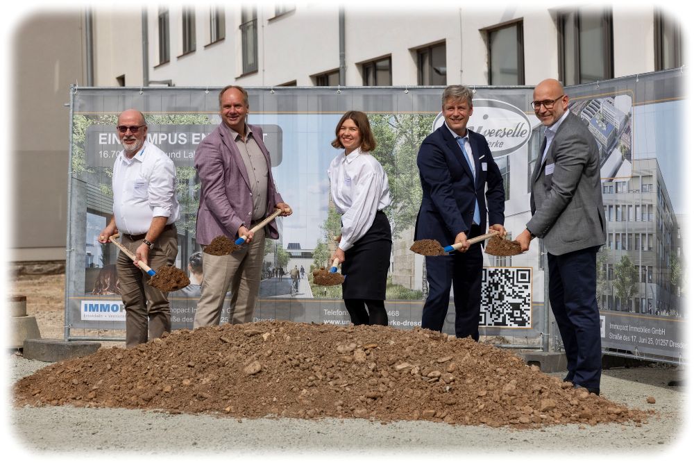 Schwingen die Spaten für ein gemeinsames Projekt von Stadt und Privatwirtschaft - den Ausbau der Universellen Werke Dresden (von links nach rechts): Immopact-Chef Andreas Schöberl, Oberbürgermeister Dirk Hilbert, Maxi Antonia Hennin von der RBZ Generalplanungsgesellschaft, der SPD-Landtagsabgeordnete Albrecht Pallas und Niederlassungsleiter Matthias Seifert von Wolf & Müller Hoch- und Industriebau. Foto: Jan Gutzeit für Immopact