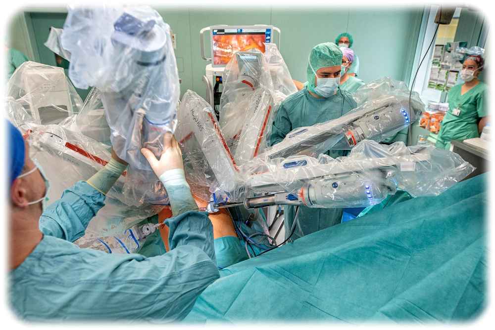 Der OP-Roboter "Hugo Ras" bei der ersten urologischen Operation. Fotos: Michael Kretzschmar für das UKD