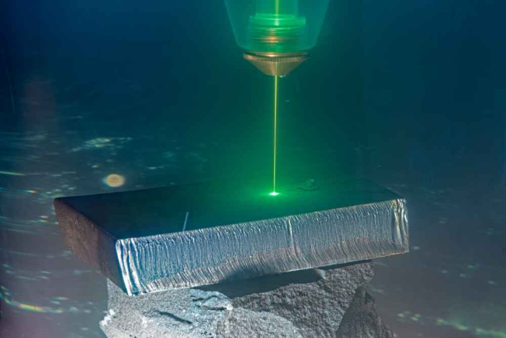 Grüne Laser können auch im Meer Stahl und andere Metalle zerteilen. Im Labor funktioniert die Fraunhofer-Lösung schon, als nächstes steht der Transfer in die Industrie an. Foto: Fraunhofer-IWS Dresden