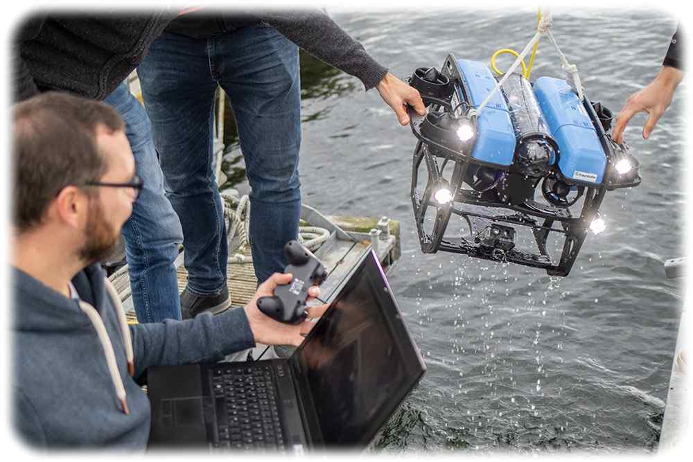 Ein Team vom „Smart Ocean Technologies“ (SOT) experimentiert mit einem Unterwasser-Roboter. Foto: Fraunhofer IKTS / SOT