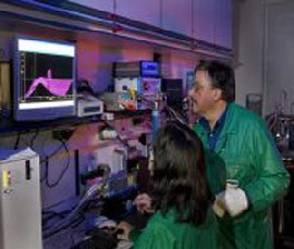 Mithilfe der Laser-Fluoreszenz-Spektroskopie analysiert Dr. Gerhard Geipel (rechts) vom HZDR die Uranproben. Foto: Rainer Weisflog, HZDR