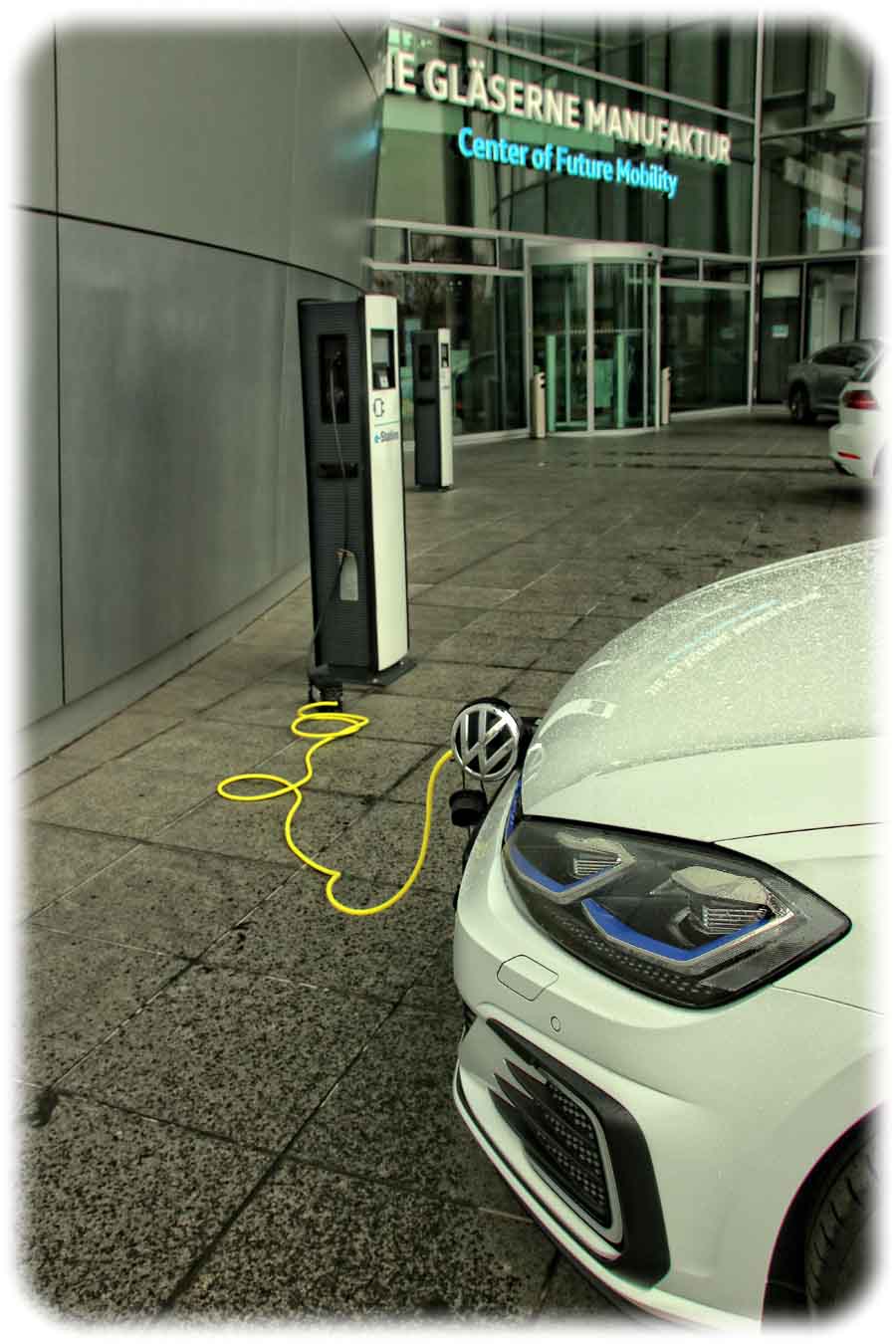 Elektroautos können nicht nur Strom laden - wie hier vor der VW-manufaktur Dresden -, sondern auch als Zwischenspeicher für Solar- und Windstrom dienen. Foto: Heiko Weckbrodt
