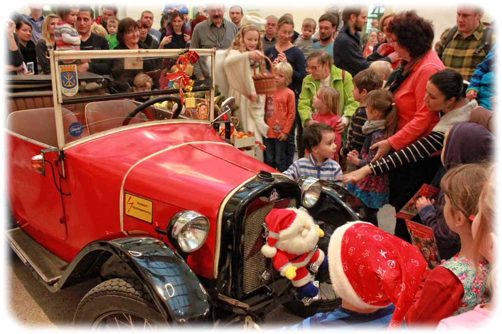 Mit seinem Weihnachtsgeschenk, einem schmucken BMW-Dixie, landete der Weihnachtsmann bei den Kindern einen bejubelten Volltreffer. Foto: peter Weckbrodt