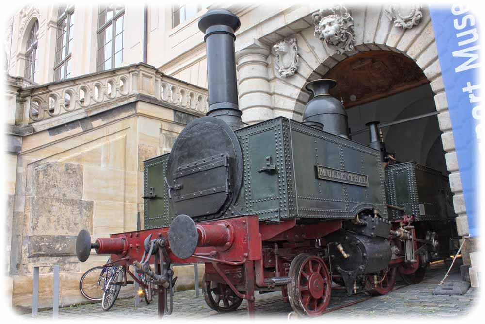 Mit ihren 155 Jahren zeigtet sich Deutschlands älteste original erhaltene Dampflokomotive gestern vor dem Johanneum in glänzender Verfassung. Foto: Peter Weckbrodt