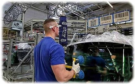 Ein Arbeiter im VW-Werk Wolfsburg identifiziert mit der Datenbrille rasch eine Scheibe. Foto: VW