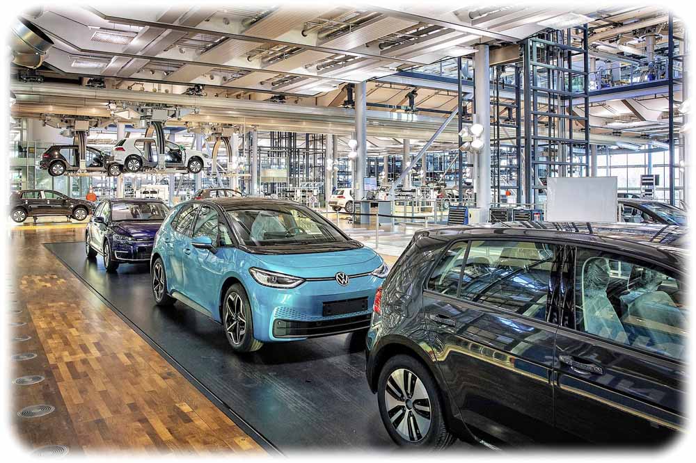 Ein blauer ID3, umzingelt von E-Golfs - ab 2021 produziert die VW-Manufaktur Dresden nur noch diese Elektroautos neuen Typs. Foto: Oliver Killig für Volkswagen