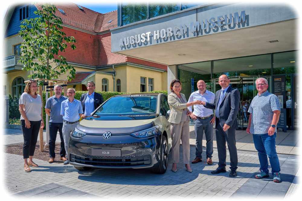 VW-Managerin Karen Kutzner übergibt an Horch-Museums-Chef Thomas Stebichden ersten ID3. Foto: Volkswagen AG