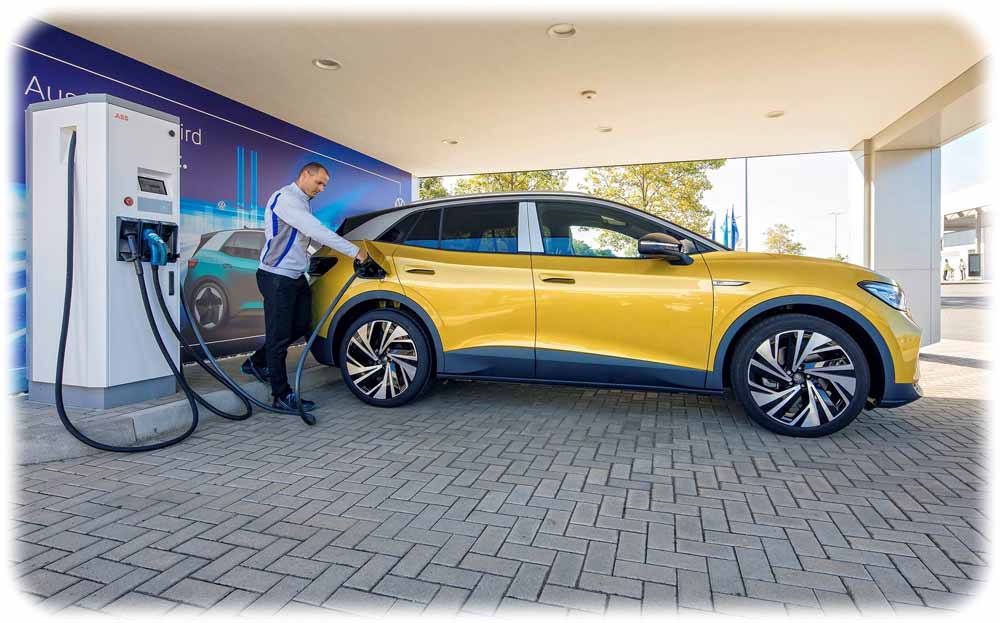 Ein VW-Mitarbeiter lädt ein ID4-Elektroauto im Volkswagen-Werk in Zwickau. Foto: Oliver Killig