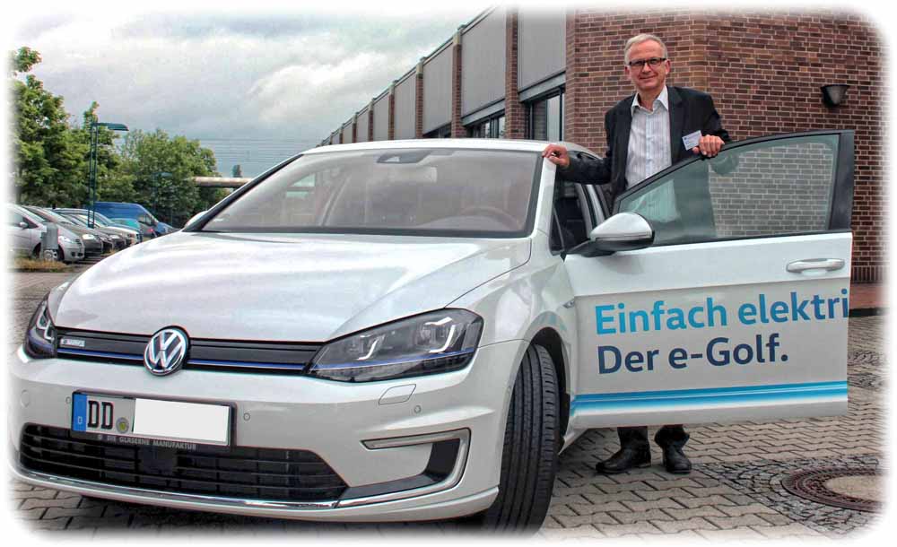 Volkswagen-Forschungsleiter Jürgen Leohold mit eienem Elektro-Golf. Foto: Heiko Weckbrodt