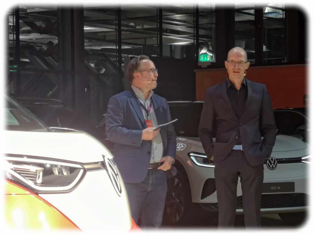 VW-Sachsen-Sprecher Carsten Krebs (links) und VW-Designchef Klaus Zyciora reden über den ID Buzz. Foto: Heiko Weckbrodt