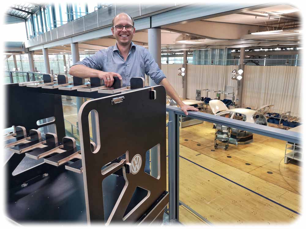 Christoph Alt ist der Chef von Ligenium Chemnitz. In der VW-Manufaktur Dresden entwickelt er unter anderem solche Rollregale (fachsprachlich "Ladungsträger" genannt) aus Holz statt Stahl. Foto: Heiko Weckbrodt