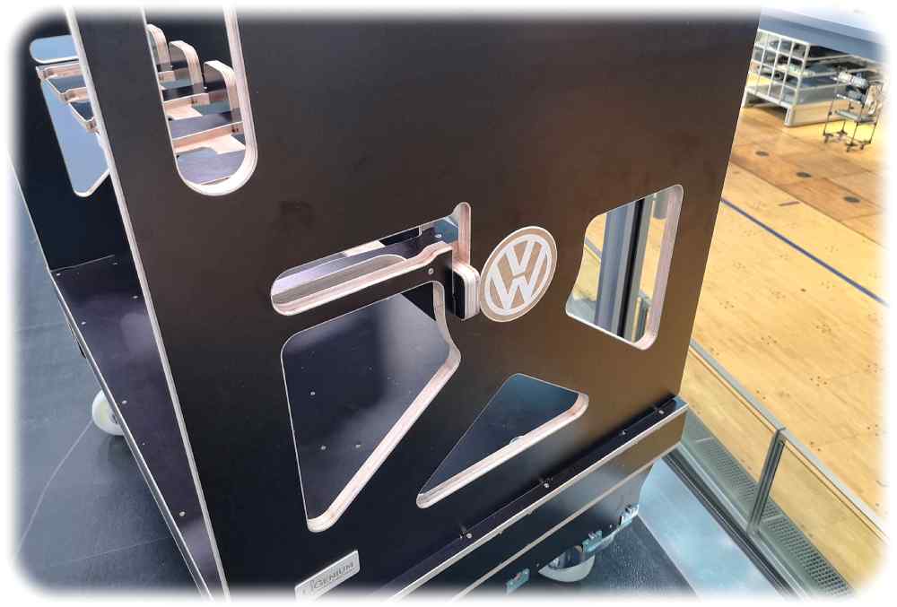 Von wegen, alles muss aus Stahl sein: Ligenium-Chef Christoph Alt hat in seiner Zeit im VW-Inkubator Dresden solche Rollcontainer aus Holz für die Automanufaktur entwickelt. Foto: Heiko Weckbrodt