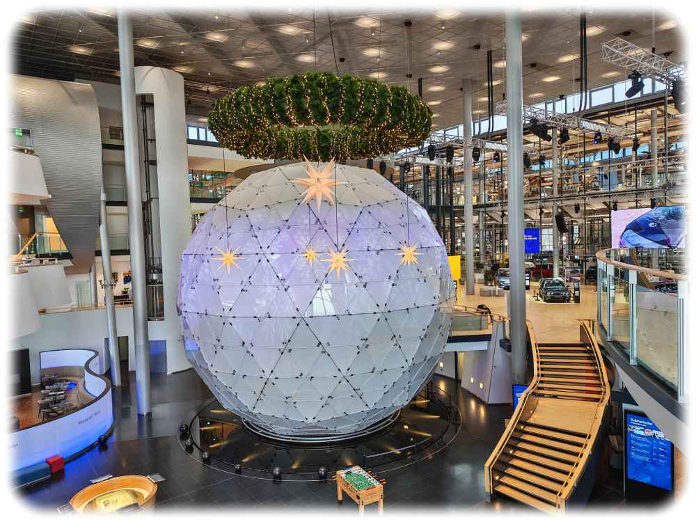 Mit Weihnachten 2025 endet fast ein Vierteljahrhundert Autoproduktion in der VW-Manufaktur Dresden. Der fast schon klischeehafte Tischkicker steht symbolisch schon für Firmengründer bereit. Foto: Heiko Weckbrodt