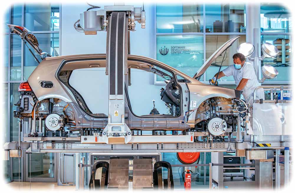 Die Produktion ist nach der Corona-Pause in der gläsernen VW-Manufaktur in Dresden wieder gestartet. Foto: Oliver Killig für Volkswagen