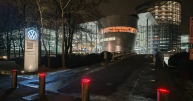 Nachdem der Ampel das Geld für Stromer-Subventionen ausgingen und weil die China-Geschäfte bereits länger schlecht liefen, stürzte Volkswagen in eine tiefe Krise. Der fiel unter anderem die Autoproduktion in der VW-Manufaktur Dresden zum Opfer. Auch die einstigen Elektroauto-Vorzeigefabriken in Zwickau arbeiten nur noch auf Sparflamme. Foto: Heiko Weckbrodt