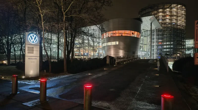 Nachdem der Ampel das Geld für Stromer-Subventionen ausgingen und weil die China-Geschäfte bereits länger schlecht liefen, stürzte Volkswagen in eine tiefe Krise. Der fiel unter anderem die Autoproduktion in der VW-Manufaktur Dresden zum Opfer. Auch die einstigen Elektroauto-Vorzeigefabriken in Zwickau arbeiten nur noch auf Sparflamme. Foto: Heiko Weckbrodt