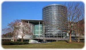 Außenaufnahme der VW-Manufaktur Dresden. Hier hat am 1. März 2018 ein Schülerlabor mit dem Schwerpunkt Elektromobilität auf dem "Future Mobility Campus" eröffnet. Foto: Heiko Weckbrodt