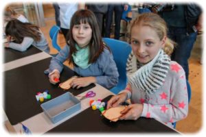 Marie (l.) und Sophie von der Klasse 4b der 129. Grundschule gehörten zu den ersten, die im neuen Schülerlabor Prinzipien des E-Autobaus erbasteln konnten. In der VW-Manufaktur Dresden hat am 1. März 2018 ein Schülerlabor mit dem Schwerpunkt Elektromobilität auf dem "Future Mobility Campus" eröffnet. Foto: Heiko Weckbrodt