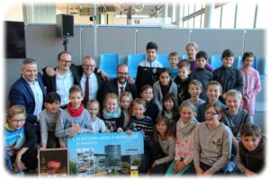 In der VW-Manufaktur Dresden hat am 1. März 2018 ein Schülerlabor mit dem Schwerpunkt Elektromobilität auf dem "Future Mobility Campus" eröffnet.Hier die 4b der 129 Grundschule genmeinsam mit hintere Reihe von links): Manufaktur-Chef Lars Dittert, Wirtschaftsförderungs-Chef Robert Franke, Kai Siedlatzek von der Geschäftsführung von Volkswagen Sachsen und Kultusminister Christian Piwarz. Foto: Heiko Weckbrodt