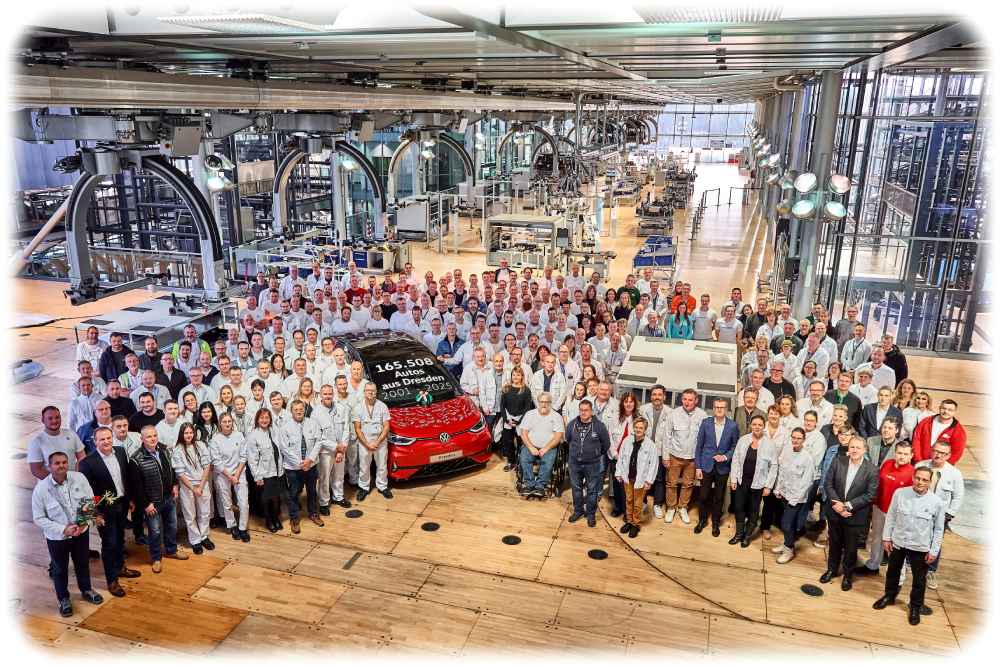 Die verbliebene Belegschaft hat sich um das letzte Serienauto aus der VW-Manufaktur Dresden versammelt. Foto: Robert Arnold für Volkswagen Sachsen
