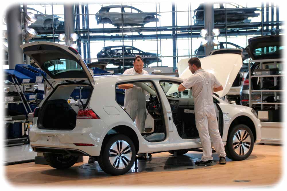Am 3. April 2017 hat Volkswagen in der Gläsernen Manufaktur Dresden die Serienproduktion des neuen e-Golfs gestartet. Foto: Heiko Weckbrodt