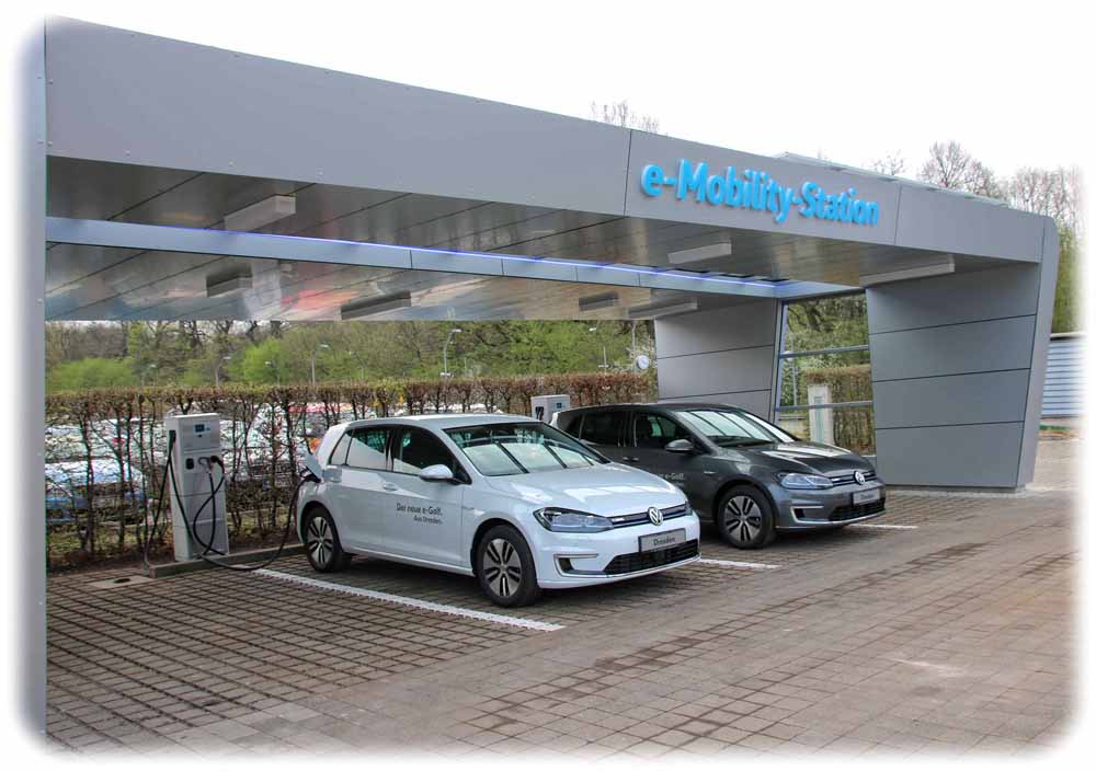 Volkswagen hat neben der Gläsernen Manufaktur Dresden eine Gratis-Strom-Tankstelle eröffnet. Foto: Heiko Weckbrodt
