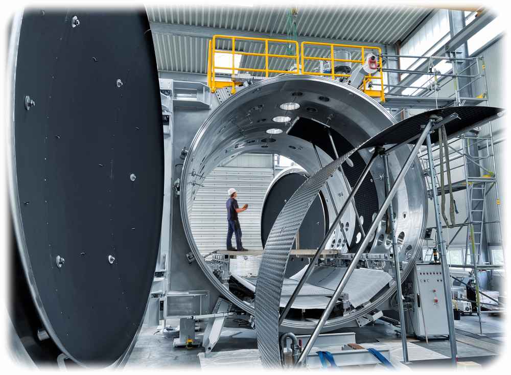 Die 5 Meter hohe Weltraum-Simulationskammer beim Zusammenbau im Alberthafen Dresden. Die schwarzen gewölbten Innenbleche sorgen für die Temperierung zwischen -180 und +130 Grad. Foto: ILK Dresden