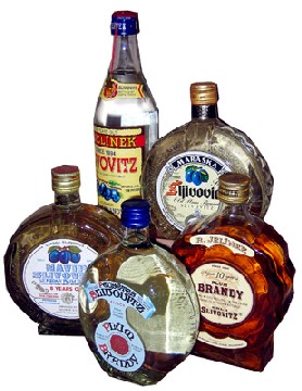 Slivovitz gehört mit bis zu 70 % Alkoholgehalt zu den hochprozentigsten Schnäpsen überhaupt - und wurde als Gratikfikation im Kaliwerk verteilt. Foto: Chris Capoccia, Wikipedia, Public Domain