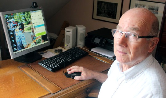 Unser Autor Peter Weckbrodt - er nutzt z. B. auch Skype, um mit seinen Enklen zu videotelefonieren. Foto: Heiko Weckbrodt