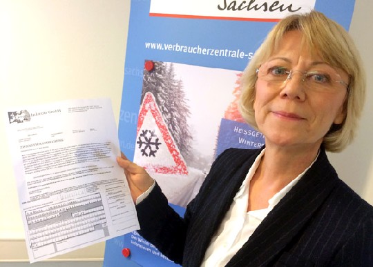 Verbraucherschützerin Cornelia Hoyer zeigt im beratungszentrum Dresden eines der betrügerischen Inkasso-Schreiben, mit denen die Berater immer öfter zu tun bekommen. Foto: Heiko Weckbrodt