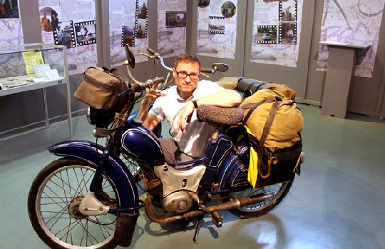 André Kiesewalter mit der SR-2, auf der er und ein Kumpel 1990 nach Paris fuhren - die erste große Westreise war rund 2000 km lang und dauerte mit dem Moped 2 Wochen. Foto: Heiko Weckbrodt