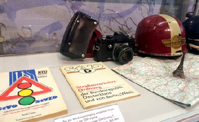 Das Verkehrsmuseum hat zum Thema Reisefreiheit auch allerlei zeitgenössische Exponate zusammengetragen. Foto: Heiko Weckbrodt