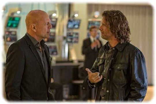 Polizist Roy (Thomas Jane, rechts) versucht, das Imperium von Geschäftsmann Julian (Bruce Willis) zu Fall zu bringen. Abb.: Universum Film