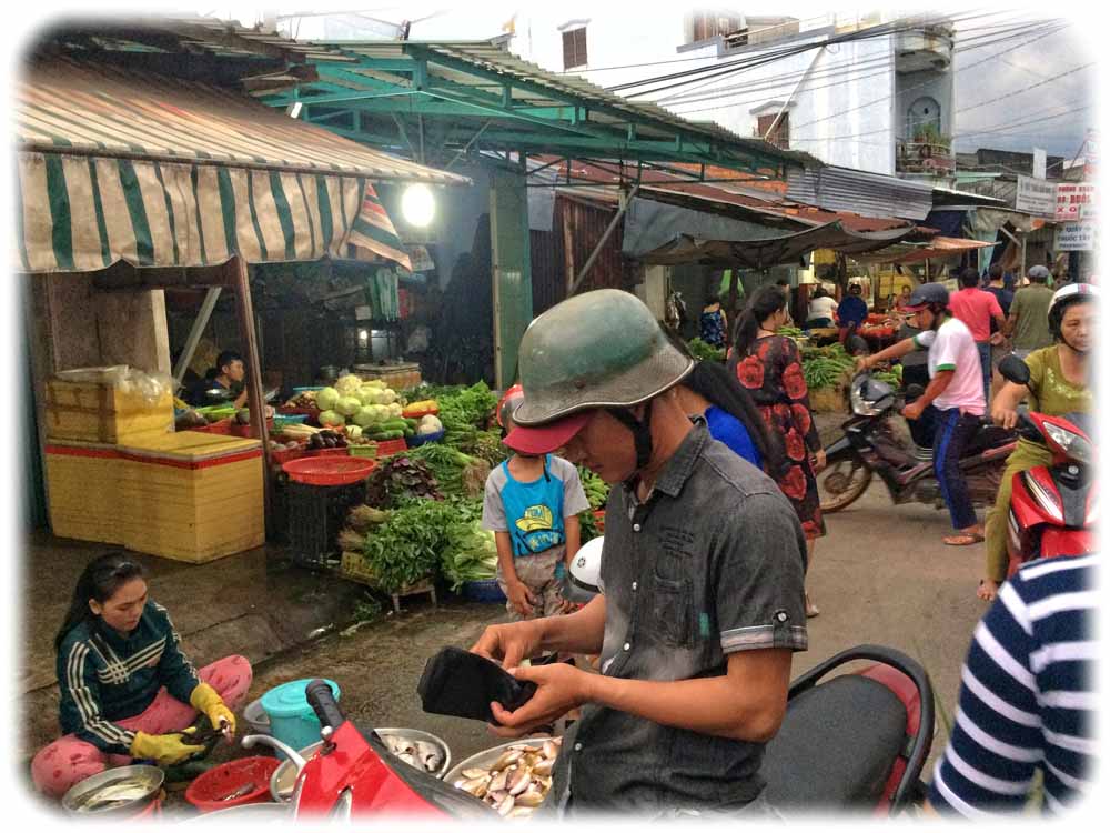 Vietnam gehört bis heute zu den armen Ländern der Welt - viele Familien leben von Kleinstunternehmungen im Straßenhandel. Foto: Heiko Weckbrodt