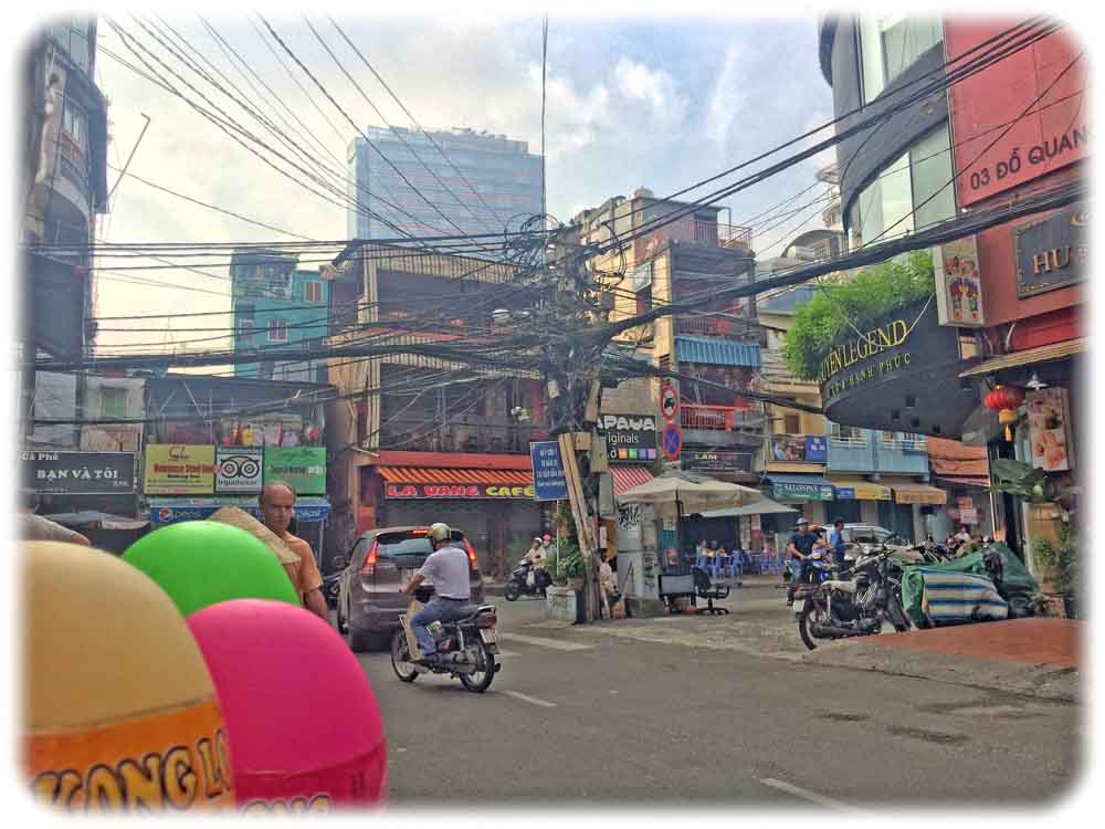 In schnell wachsenden asiastischen Metropolen wie hier in Saigon (alias Ho-Chi-Minh-City) steigt auch der Stromhunger Straßenzug für Straßenzug. Dort werden Stromleitungen und Trafos meist in aller Schnelle über der Erde nachinstalliert. Foto: Heiko Weckbrodt