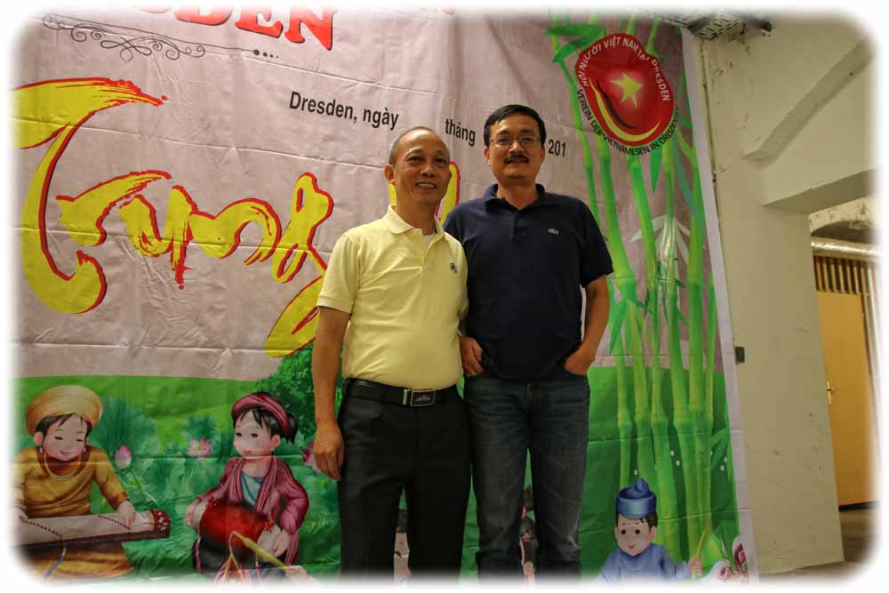 Bui Truong Binh (links) und Le Nho vom „Verein der Vietnamesen in Dresden“. Foto: Heiko Weckbrodt