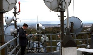 Ingenieur Dirk Günther misst die Frequenzen und Signalstärke auf dem Vodafone-Wasserturm in Dresden-Hellerau aus. Obzwar umwindet, bietet sein Arbeitsplatz aber einen fantastischen Ausblick auf das Elbtal. Foto: Heiko Weckbrodt