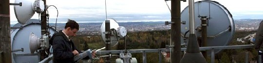 Ingenieur Dirk Günther misst die Frequenzen und Signalstärke auf dem Vodafone-Wasserturm in Dresden-Hellerau aus. Obzwar umwindet, bietet sein Arbeitsplatz aber einen fantastischen Ausblick auf das Elbtal. Foto: Heiko Weckbrodt