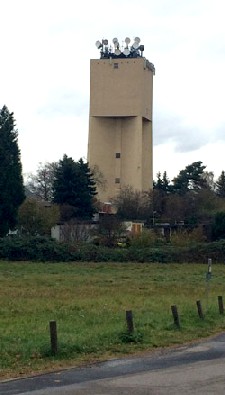Aks die Gartenstadt Hellerau in den 1920ern gebaut wurde, entstand auch der Wasserturm. Ab den 1950ern stand er leer, bis Vodafone den Turm als erste Netzstation in Dresden übernahm. Foto: Heiko Weckbrodt