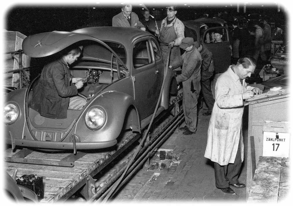 Kurz nach Weihnachten 1945 begann im Werk Wolfsburg die zivile Serien-Produktion des "Volkswagens Typ 1" alias "Käfer." Foto: Volkswagen