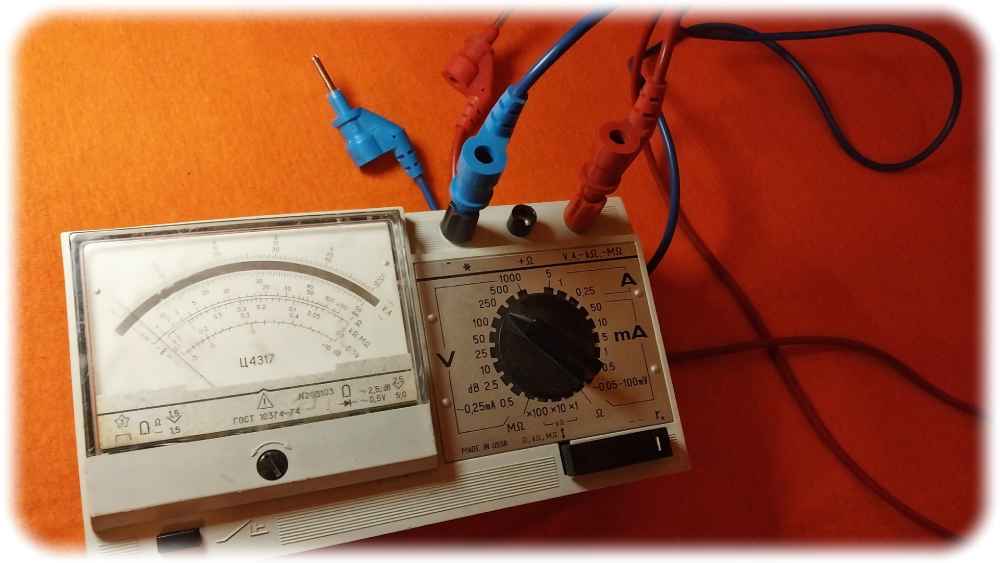 Mit einem klassischen Spannungsmesser mag man nicht weit kommen - doch mit präzisen modernen Sensoren lassen sich per Seitenkanal-Angriff aus Stromverbrauch, EM-Feldern und Signallaufzeiten Rückschlüsse auf die fließenden Daten in ansonsten geschützten Systemen ziehen. Foto: Heiko Weckbrodt