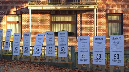 In Appel gründen die Anwohner eine Bürgerinitiative gegen ein geplantes Flüchtlingsheim. "53 Asylanten sind zuviel", schreiben sie auf ihre Plakate. Foto: Boris Mahlau, Pier53