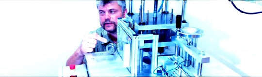 Michael Schwarz, Chef der Wälzlagertechnik Dresden, an der piezoelektronischen Prüfmaschine, die für das menschliche Ohr unhörbare Laufunruhen von Kugellagern ausmisst. Foto: Heiko Weckbrodt