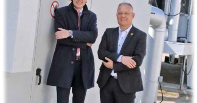 Sachsenenergie-Vorstand Axel Cunow (links) und Dresdens Wirtschaftsbürgermeister Jan Pratzka freuen sich über die neue Großwärmepumpe und das "intelligente" Fernwärmenetz. Foto: Sachsenenergie