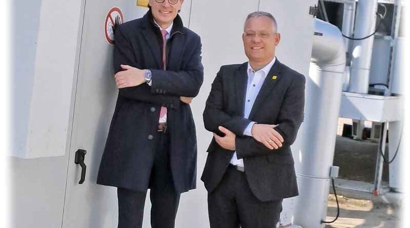 Sachsenenergie-Vorstand Axel Cunow (links) und Dresdens Wirtschaftsbürgermeister Jan Pratzka freuen sich über die neue Großwärmepumpe und das "intelligente" Fernwärmenetz. Foto: Sachsenenergie