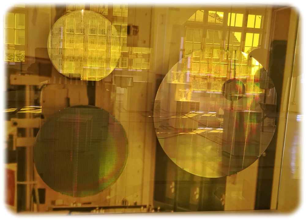 Verschiedene Wafer-Größen von 150 bis 300 Millimeter - hier aus Silizium - im Vergleich in den Technischen Sammlungen Dresden. Foto: Heiko Weckbrodt