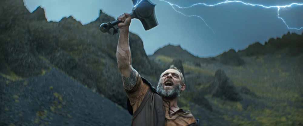 Thor (Roland Møller) schwingt den Hammer - und fast alle fürchten sich. Szenenfoto (Koch-Film) aus: „Walhalla – Die Legende von Thor“